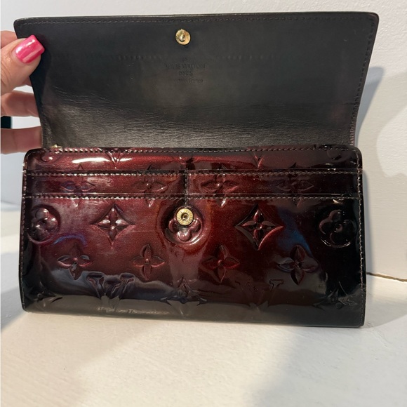💎Louis Vuitton Vernis Sarah Wallet
Amarante Burgundy Excellent Condition - Picture 6 of 8
